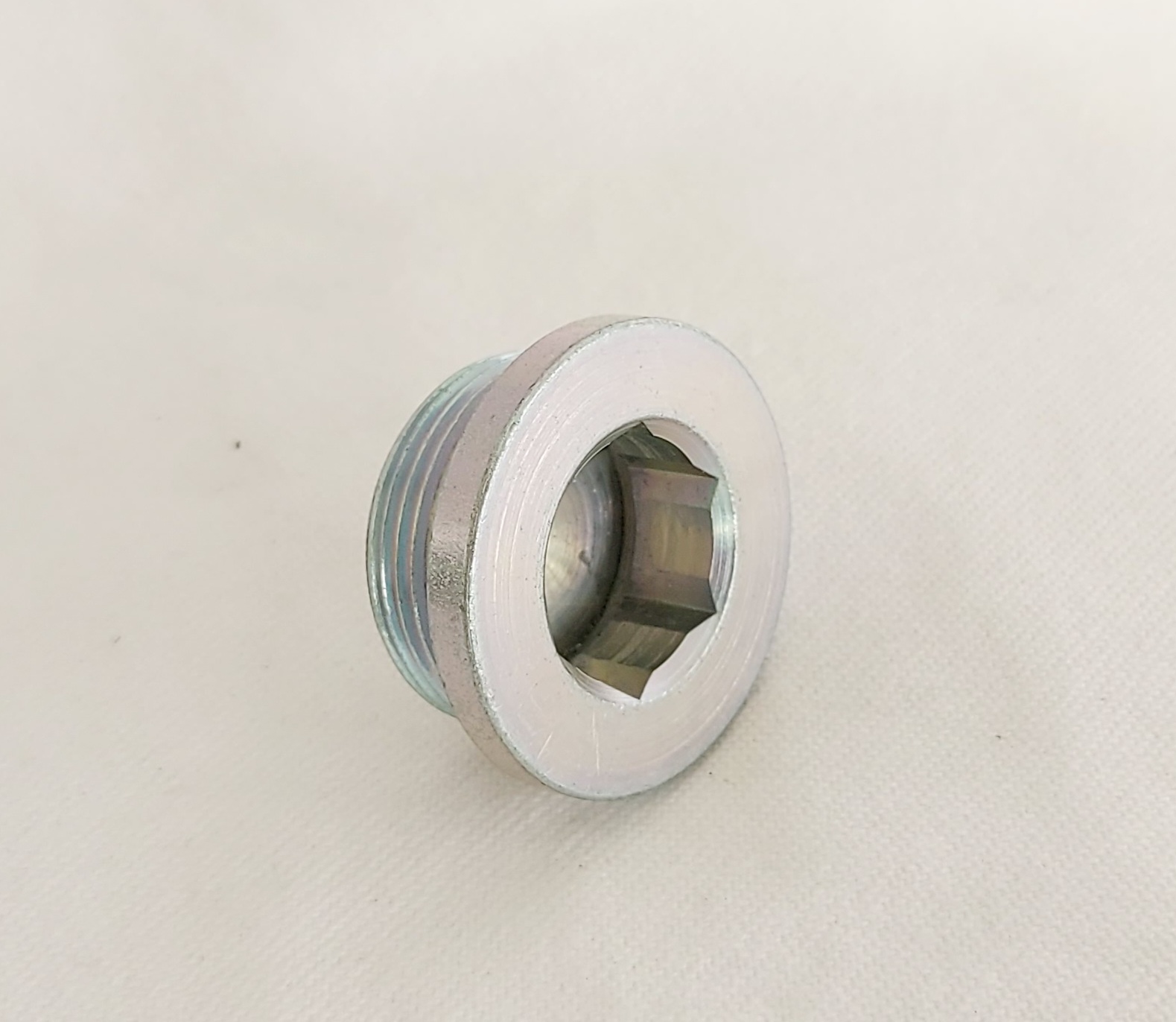 10278301 rezercni deli new holland t4040 ČEP ZA BOLCEN / SORNIK PREME M28x1,5mm NEW HOLLAND T4040F - Slika 1